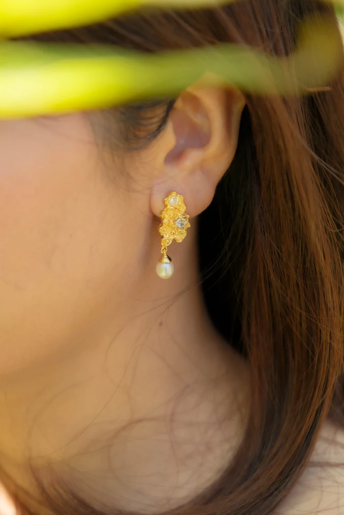Roscida Perla Earrings worn